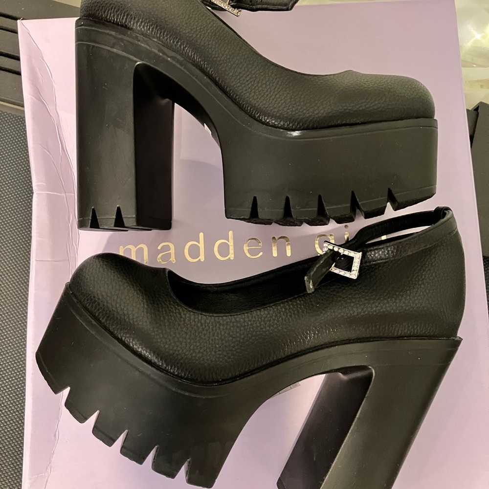 Minimalist Ankle Strap Platform Court Pumps - Picture 11 of 13